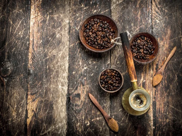 Un fond de café. Café fraîchement infusé avec des grains dans un bol . — Photo