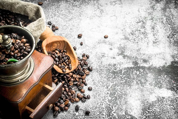 Amoladora manual con granos de café . — Foto de Stock