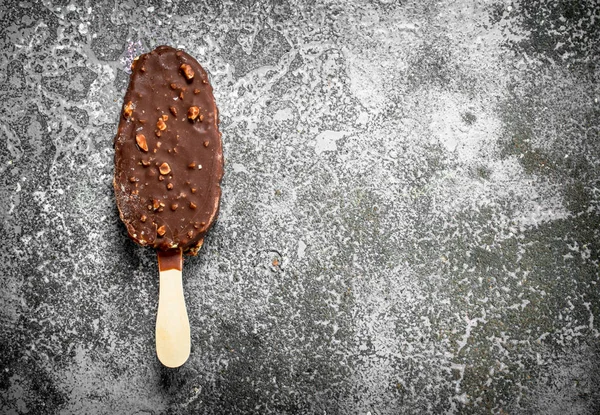 아이스크림 막대기에 초콜릿으로 덮여. — 스톡 사진