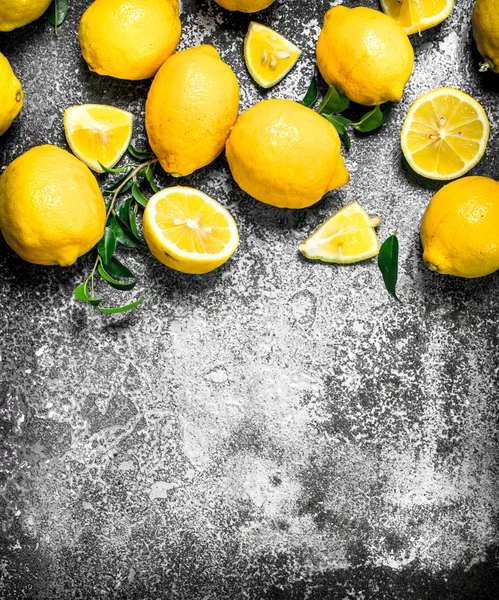 Lemon segar dengan daun . — Stok Foto