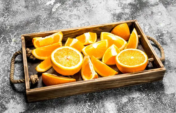 木製トレイのオレンジの新鮮なスライス. — ストック写真