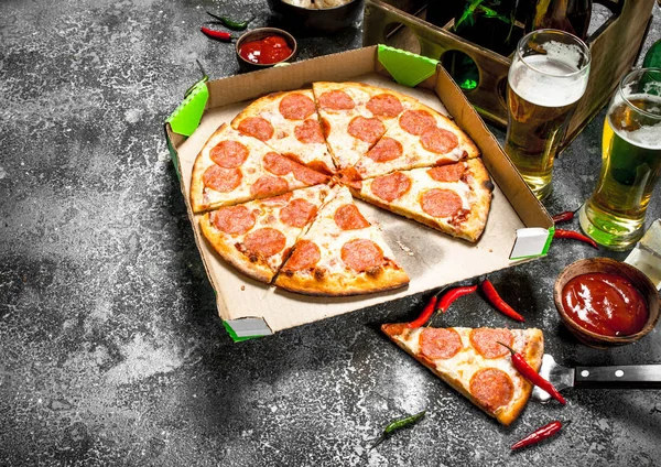 Fondo de pizza. Pepperoni con cerveza . — Foto de Stock