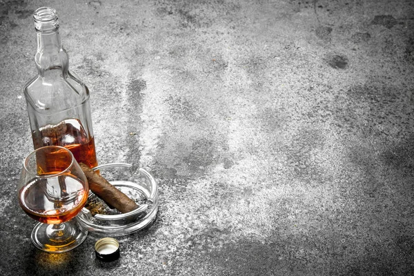Glass of cognac with a cigar. — Stock Photo, Image