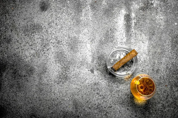 bardak konyak bir puro ile.