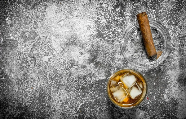 Un vaso de whisky con un cigarro . — Foto de Stock