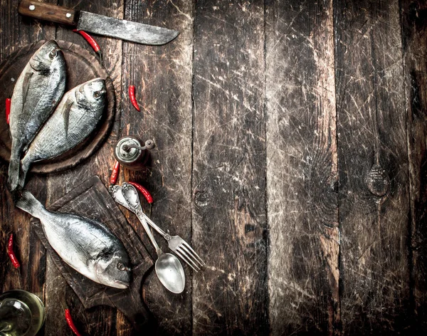 Çiğ Dorado balık sıcak biber ile.