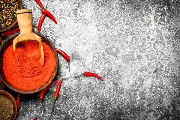 Slipad röd hoade Chilipeppar i en skål. — Stockfoto