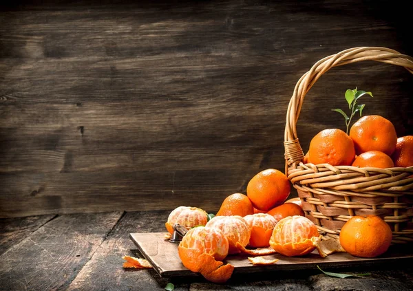 Zralé mandarinky v košíku. — Stock fotografie