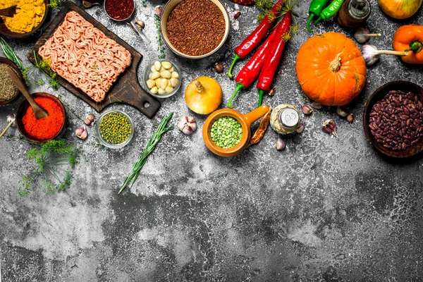 Carne picada de res con especias aromáticas y hierbas . — Foto de Stock