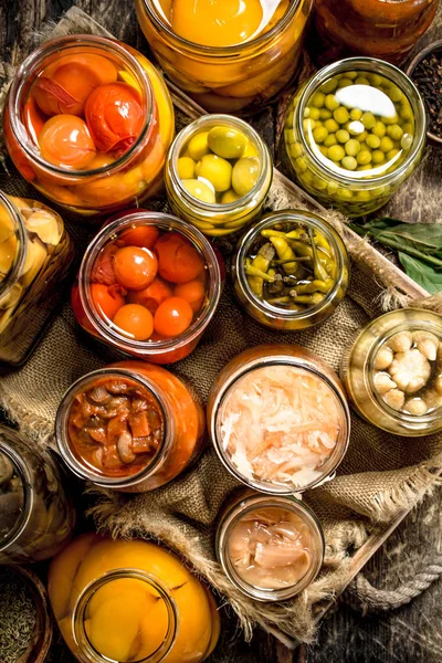 Farklı sebze sebze ve mantar kavanozların içinde korunmuş.