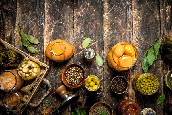 Varias verduras y champiñones en conserva con costura y especias . — Foto de Stock