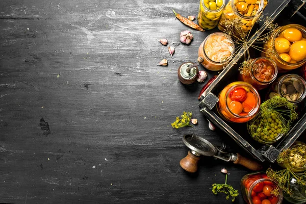 Legumes conservados e cogumelos em uma caixa com pescador . — Fotografia de Stock