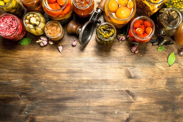 Sebze ve mantar seamer ile cam kavanozlara Marine.