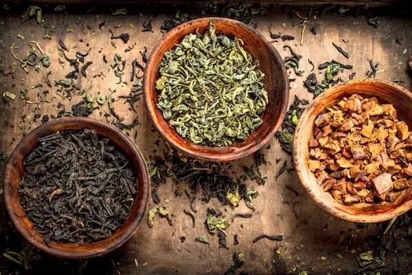 Различные виды ароматного чая в мисках . — стоковое фото