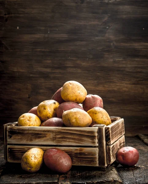 木製の箱で新鮮なジャガイモ. — ストック写真