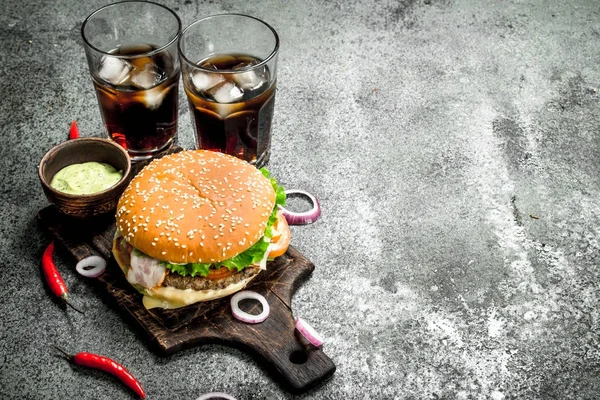 Hamburguesa fresca con cola y salsa picante . —  Fotos de Stock