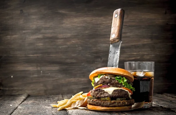 Big burger z cola i frytki. — Zdjęcie stockowe