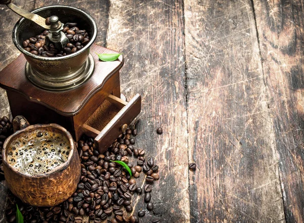 Verse koffie in een mok van klei met een oude koffiemolen. — Stockfoto