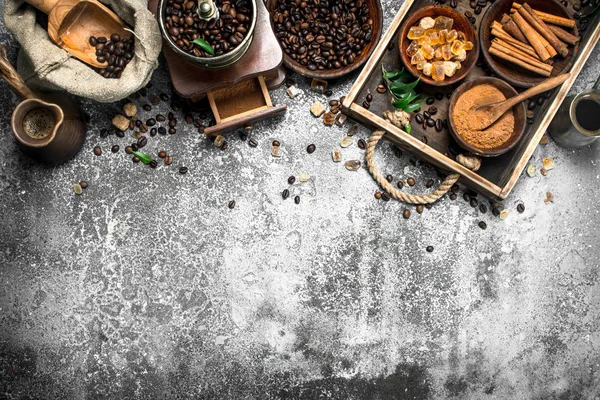 Café fresco en un pavo de barro con cristales de azúcar y canela . — Foto de Stock