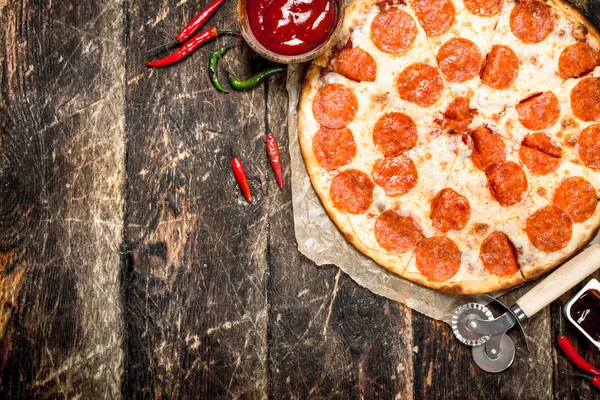 Pizza de pepperoni con salsas . — Foto de Stock