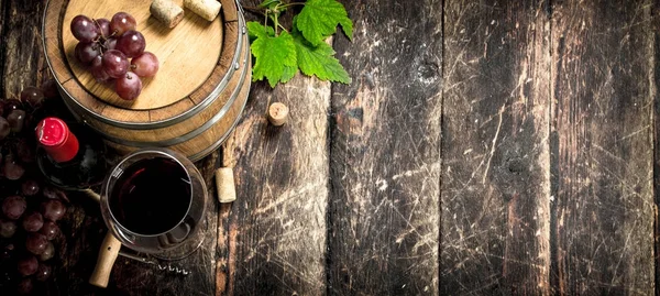 Barril de vino tinto con uvas y sacacorchos . —  Fotos de Stock