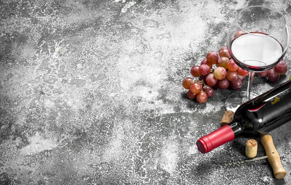 Vinho tinto com saca-rolhas . — Fotografia de Stock