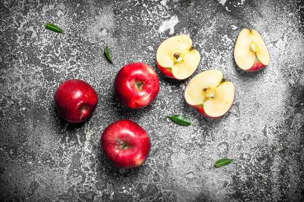 Fresh red apples. On rustic background. — Stock Photo, Image