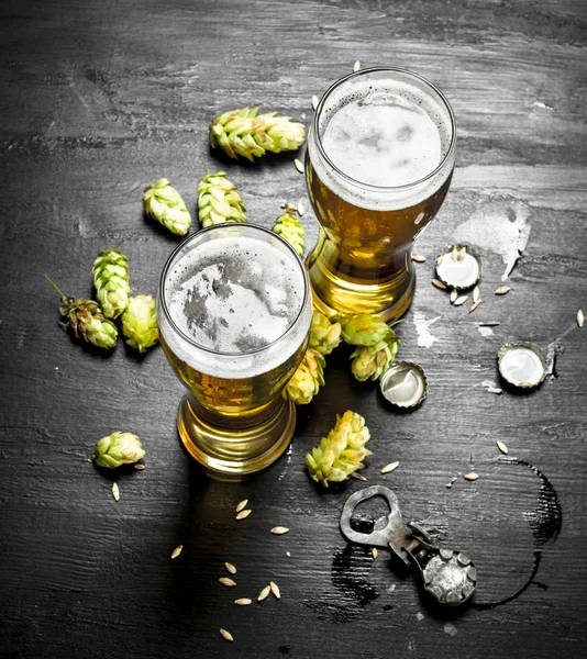 Vasos con cerveza y lúpulo verde . —  Fotos de Stock