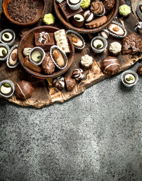Chocolate candies in a bowls. — Stock Photo, Image