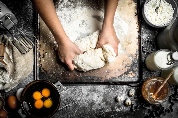 Hamur arka plan. Taze malzemelerle hamur hazırlanması.