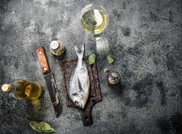 Świeże ryby Dorado nieprzygotowany, z białego wina. — Zdjęcie stockowe