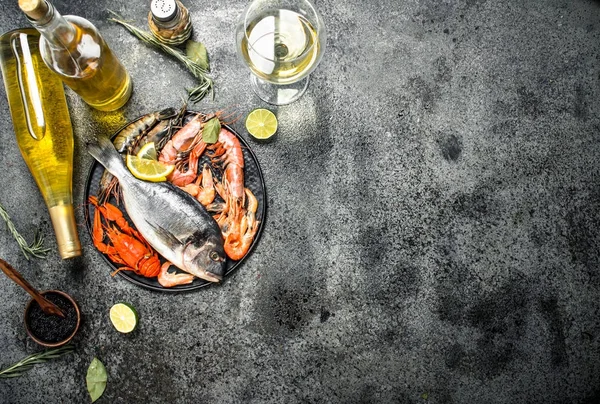 Необработанные морепродукты, дорадо, креветки с белым вином и специями . — стоковое фото
