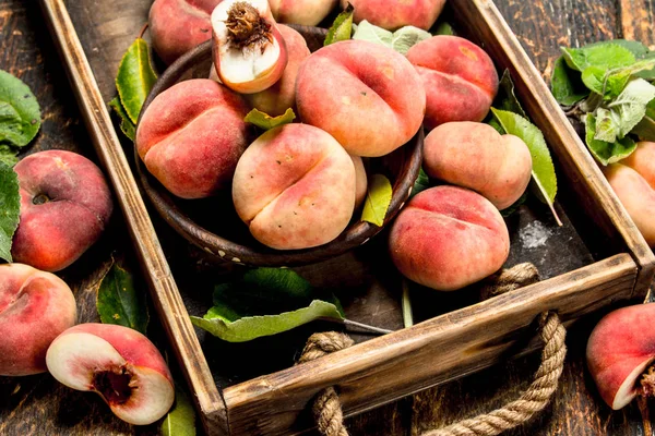 Ripe peaches on a tray. — Stock Photo, Image