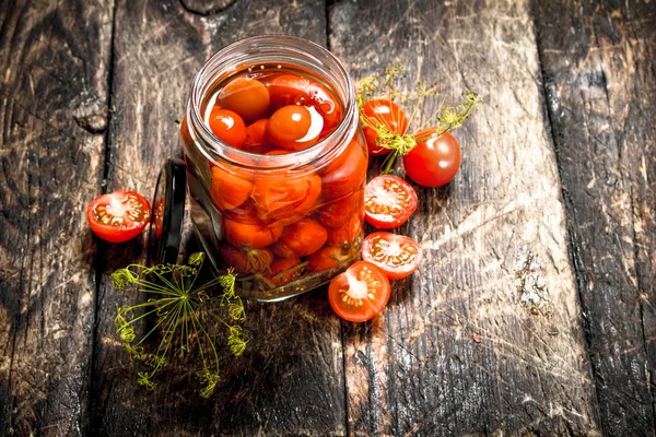 Eingelegte Tomaten mit Kräutern und Gewürzen im Glas. — Stockfoto