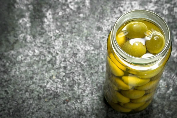 Маринованные оливки в стеклянной банке . — стоковое фото