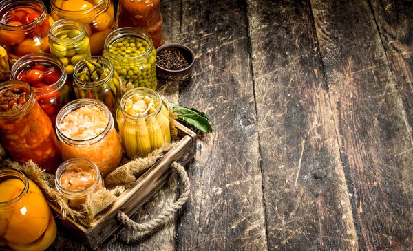 Farklı sebze sebze ve mantar kavanozların içinde korunmuş.