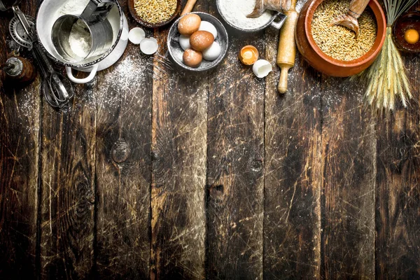 生地の背景。コムギと新鮮な卵と小麦粉します。. ロイヤリティフリーのストック画像
