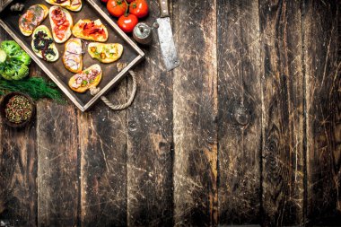 Deniz ürünleri, salam, pastırma ve taze sebze ile sandviç.