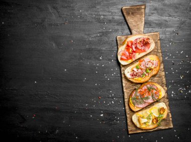 Deniz ürünleri, et ve sebze taze ekmek arası sandviç.