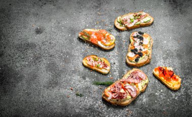 Sandviç et, salam, deniz ürünleri ve taze sebze ile.