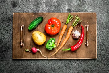 Farklı sebze bir ahşap tepsi.