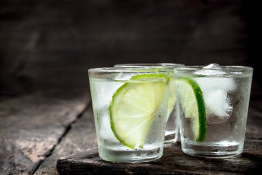 Kireç ve buz yönetim kurulu ile votka çekim.