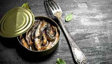 Teneke bir kutuda konserve hamsi.