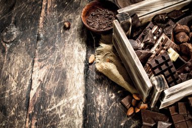 Farklı çikolata ve eski bir kutu tatlılar.