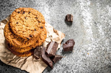 Çikolata parçaları ile yulaf ezmeli kurabiye.