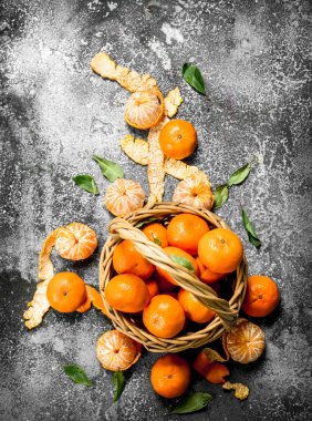 Taze mandalinalar sepette.