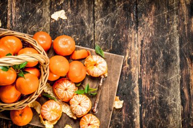 sepet içinde olgunlaşmış mandalina.