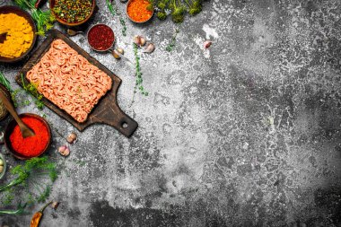 Aromatik baharatlar ve otlar kıyılmış sığır etli.