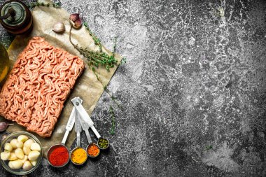 Baharatlar, aromatik otlar ve zeytinyağı ile kıyılmış sığır eti.