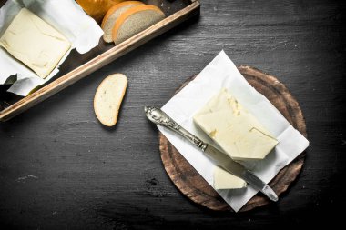 Gemide bir bıçakla tereyağı.